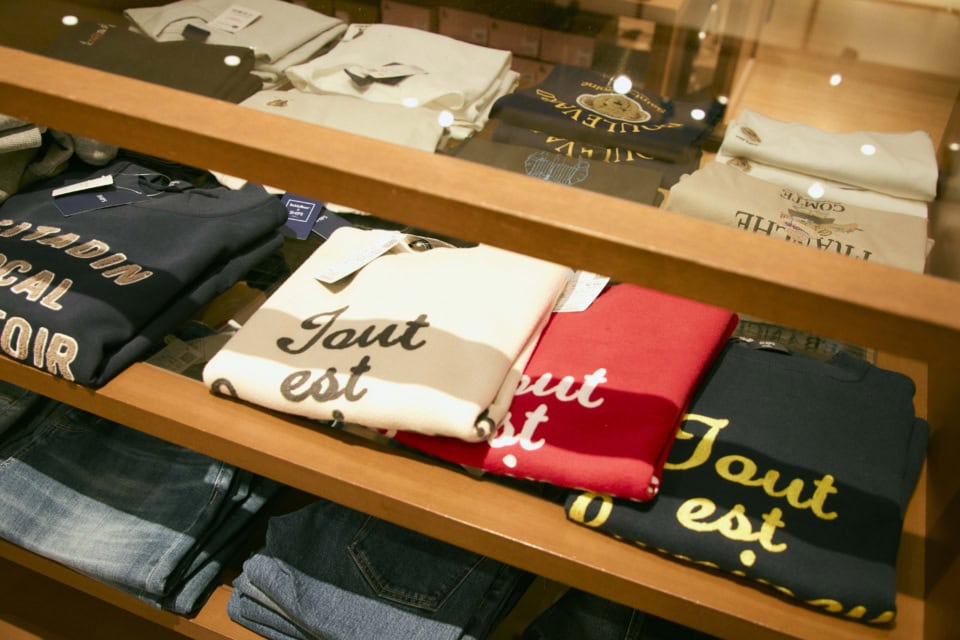 早速、目に留まったのはデザインやカラーが豊富なスエット。「ワッペンみたいな文字が可愛い！ これなら部屋着感も出なくて使えそう」