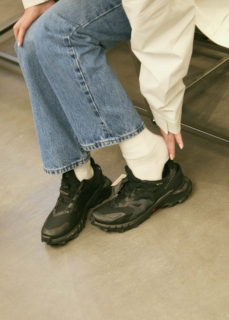 早速狙っていたオールブラックのスニーカーを試着