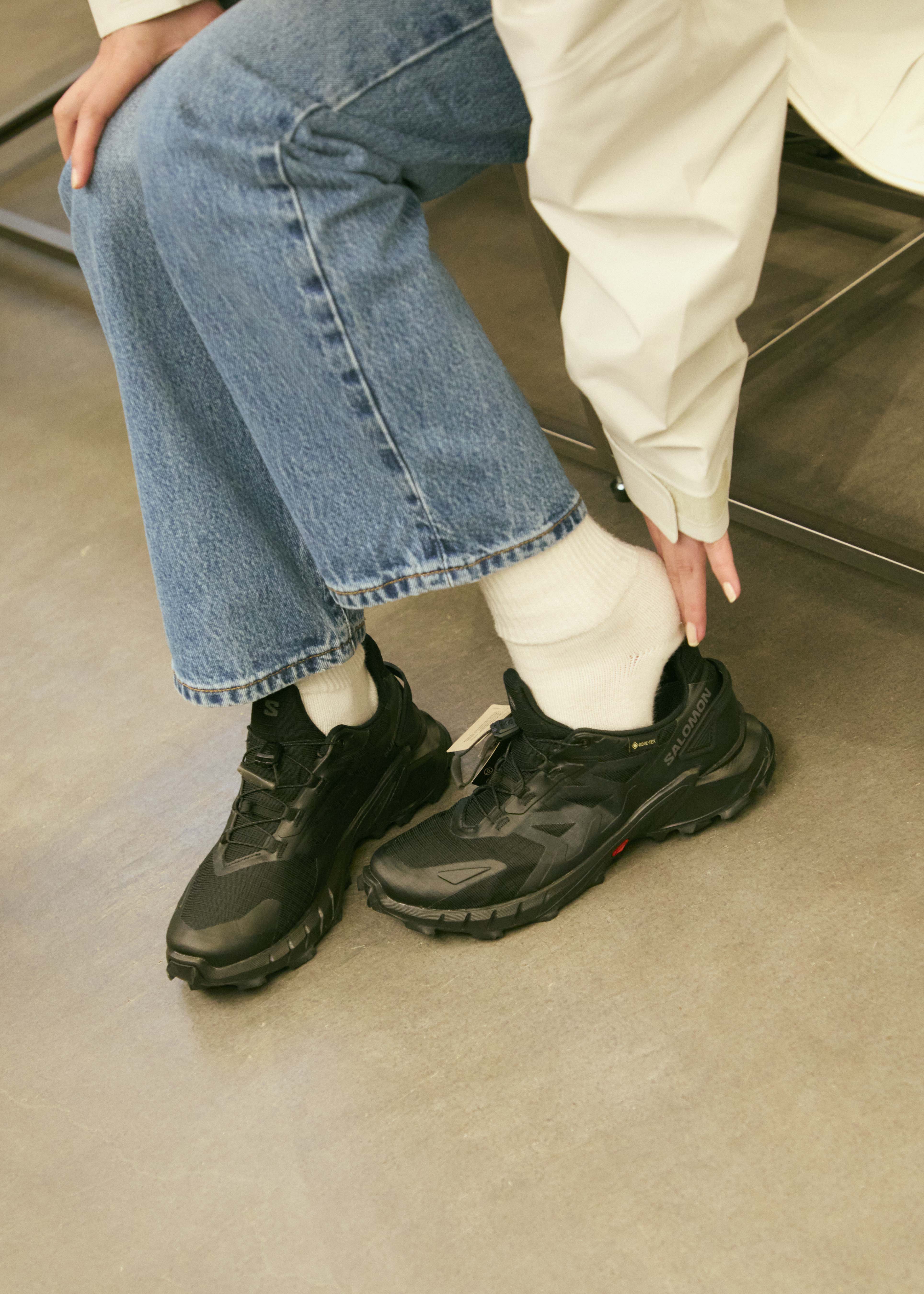 早速狙っていたオールブラックのスニーカーを試着