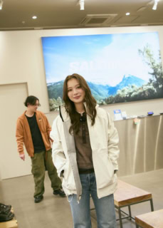 最終的に選んだのは、普段のコーデに取り入れやすそうな白！ ゴアテックス素材で大雨でもOKという防水性ながら、透湿性も抜群で蒸れないというこの1枚。流石「サロモン」！