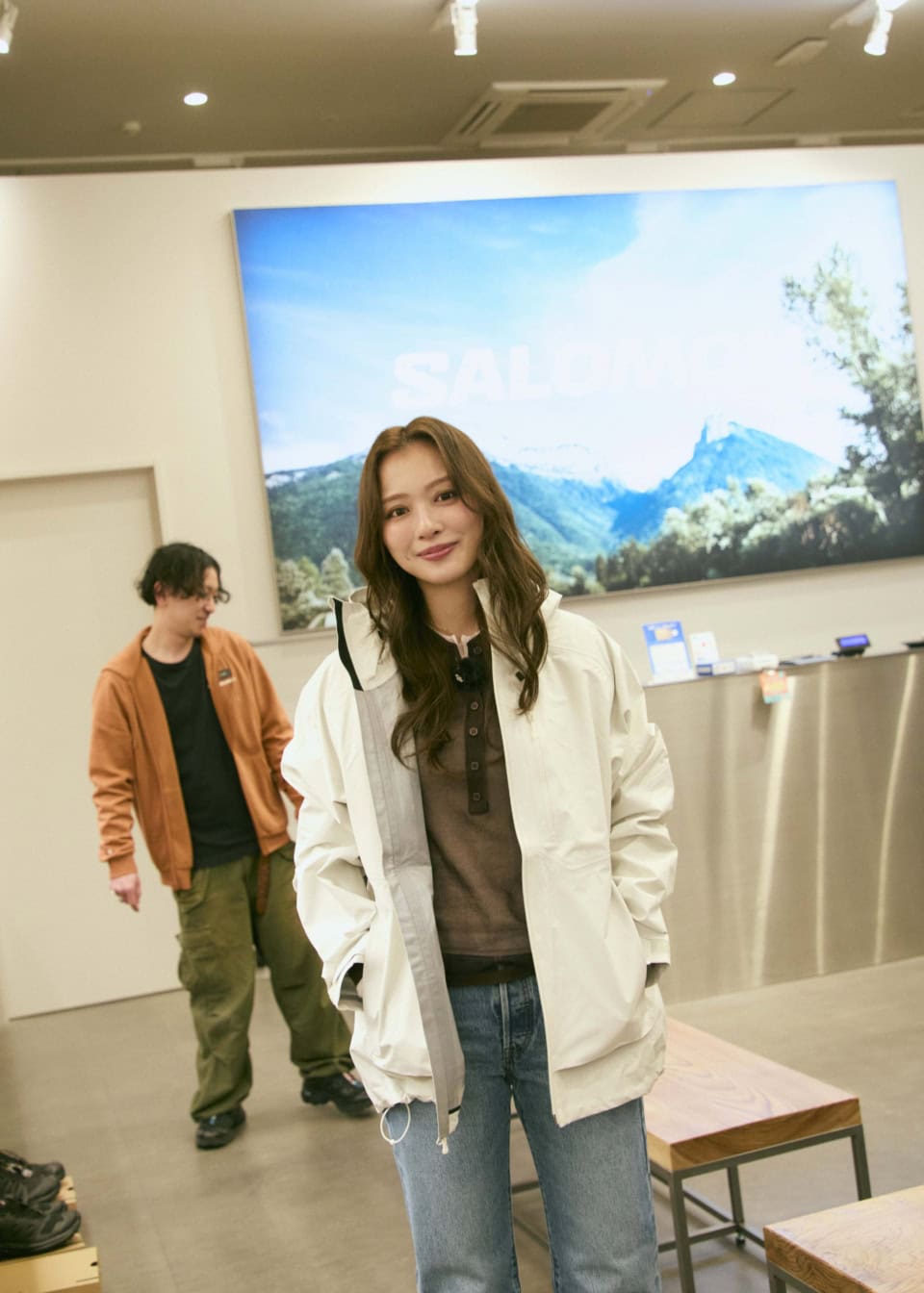 最終的に選んだのは、普段のコーデに取り入れやすそうな白！ ゴアテックス素材で大雨でもOKという防水性ながら、透湿性も抜群で蒸れないというこの1枚。流石「サロモン」！