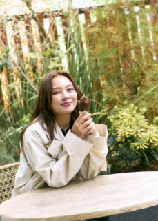 「ソフトクリームが濃厚なのにさっぱりしてるから、チョコレートを合わせてもくどくなくて美味しい！」プレミアムチョコソフト（￥580）を食べてパワーチャージ