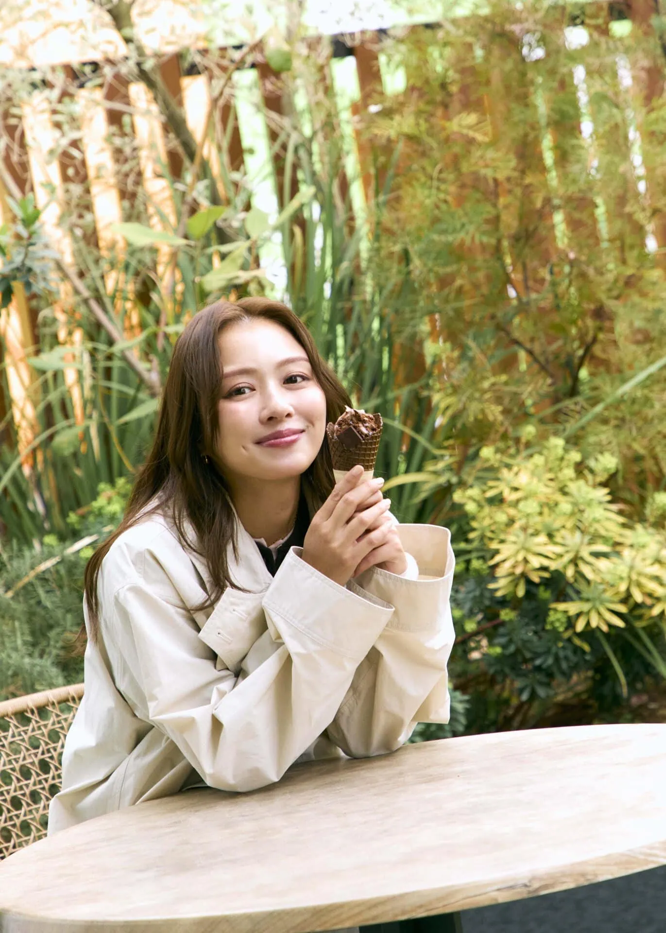 「ソフトクリームが濃厚なのにさっぱりしてるから、チョコレートを合わせてもくどくなくて美味しい！」プレミアムチョコソフト（￥580）を食べてパワーチャージ