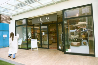 わんちゃん・ねこちゃん用のオリジナルウェア、グッズ、おやつなどを中心に、国内人気ブランドのアイテムをラインナップしている【イリオ】。お買いもの中にわんちゃんを預けられる一時預かりサービスや、トリミングサービスが利用できるのも嬉しい。