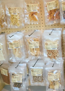 ペットに安心して与えることができる、無添加・無着色のおやつは種類豊富！ わんちゃん・ねこちゃんの好みに合わせて選ぶことができます