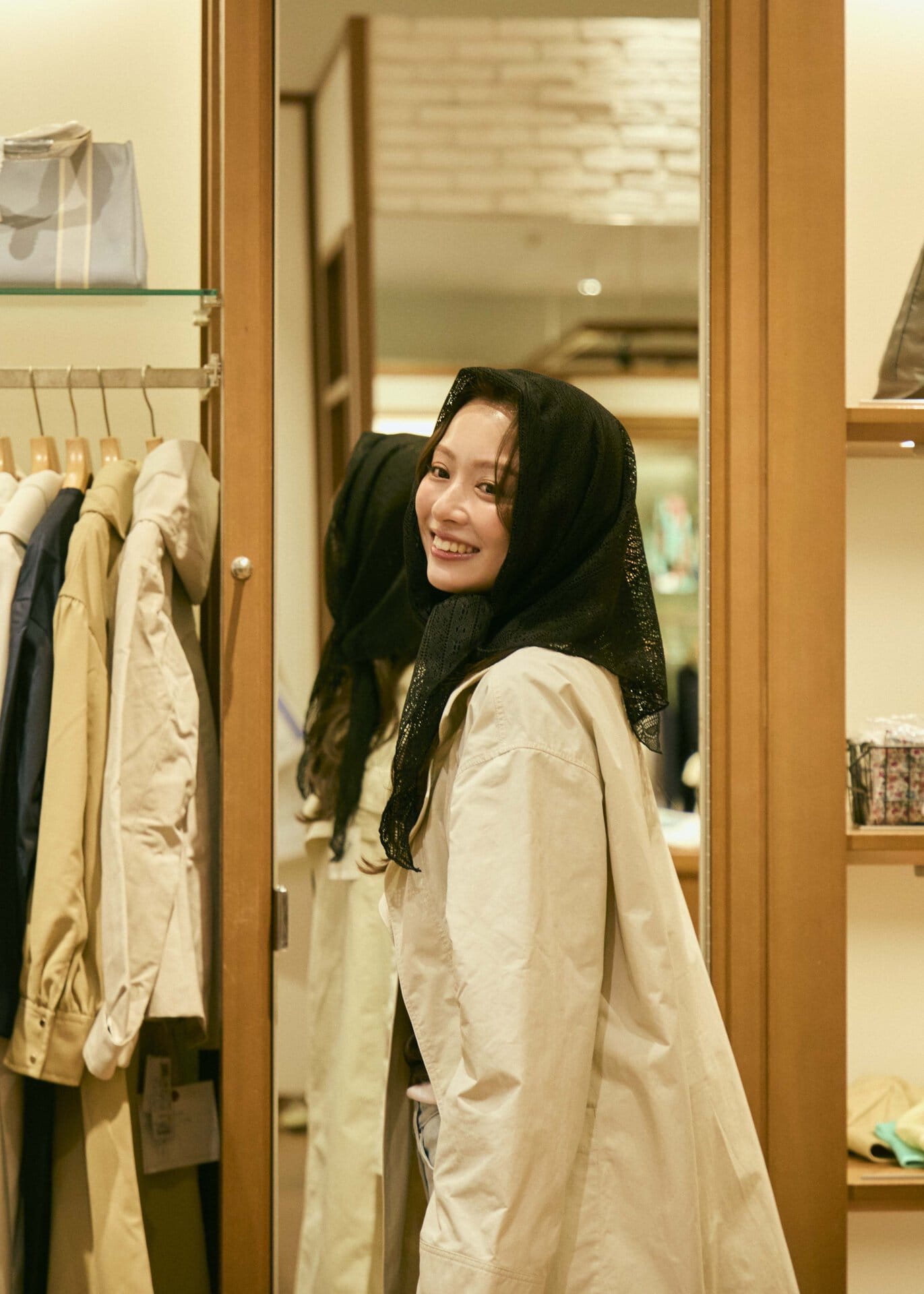 「今すぐ旅に行けそうじゃない？」と、スカーフを頭に巻いてすかさず決めポーズ。しっくりきたブラックをお買い上げ！