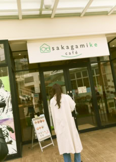 こちらはタレントの坂上忍さんが手がける動物保護ハウス「さかがみ家」が運営する【さかがみ家カフェ】。店内はペットも入店OKで、わんちゃんやねこちゃんも楽しめるメニューも豊富！ 人と動物が一緒にくつろげるピースな空間には、通称“坂上パパ”のこだわりが随所に感じられます。