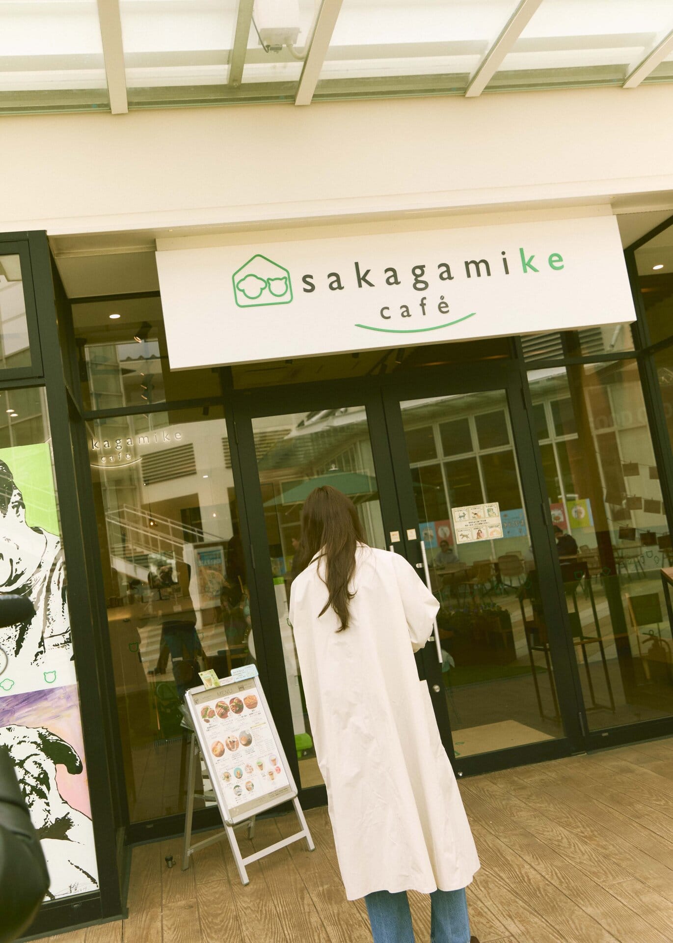 こちらはタレントの坂上忍さんが手がける動物保護ハウス「さかがみ家」が運営する【さかがみ家カフェ】。店内はペットも入店OKで、わんちゃんやねこちゃんも楽しめるメニューも豊富！ 人と動物が一緒にくつろげるピースな空間には、通称“坂上パパ”のこだわりが随所に感じられます。