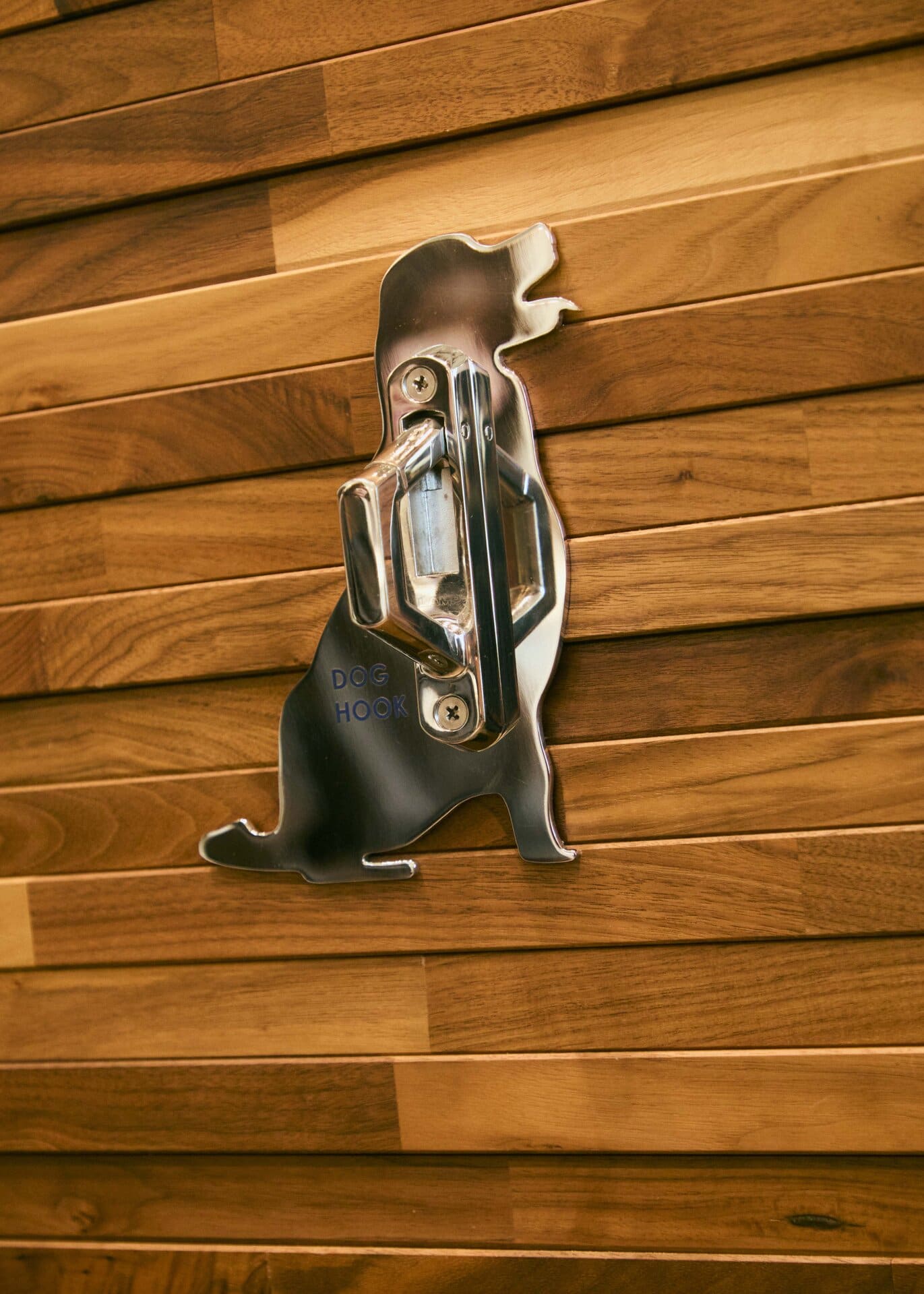 店内にはペットが安心して過ごせる仕組みがいっぱい。リードをかけるフックも可愛い！