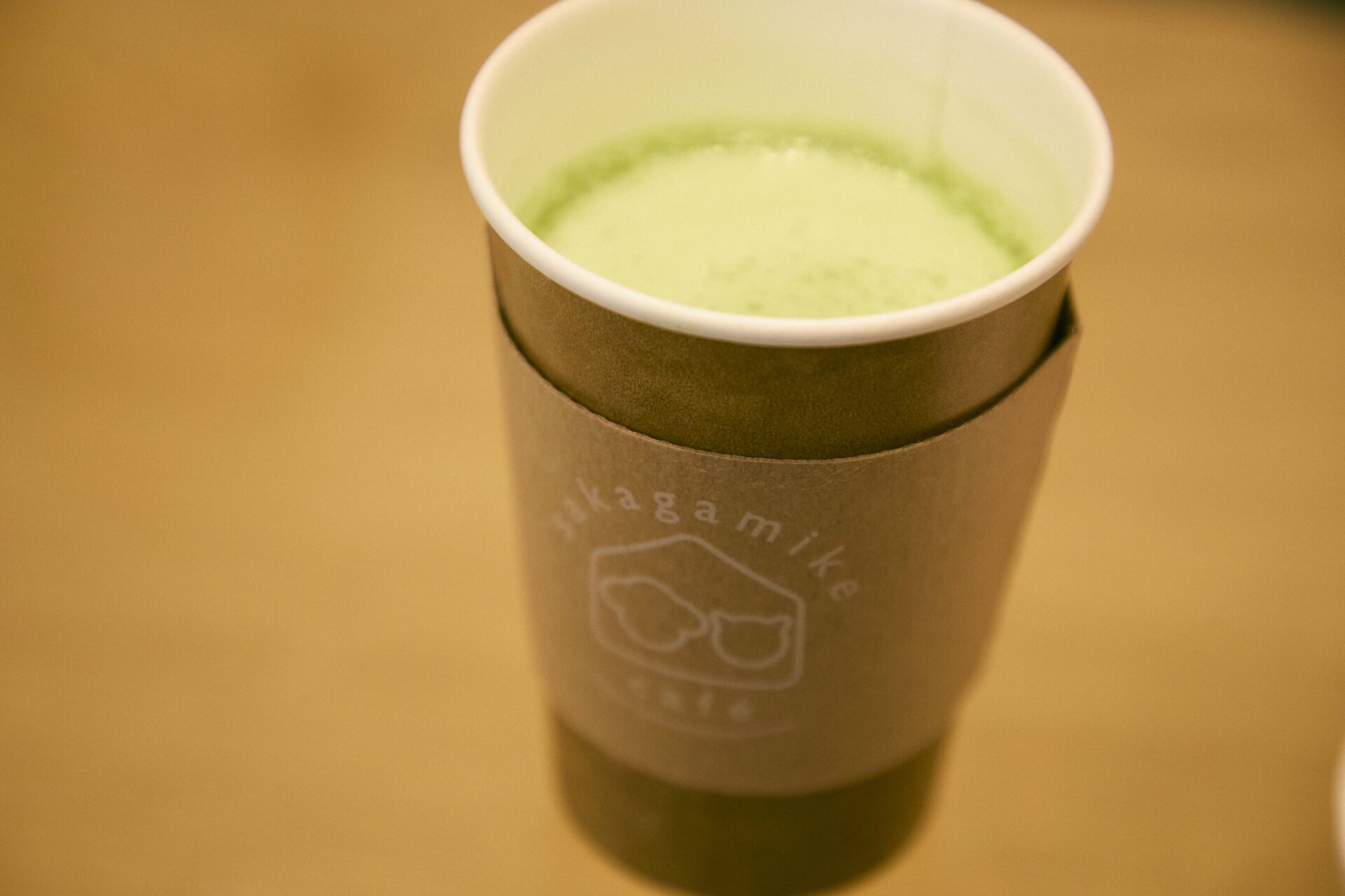 理央さんが選んだのはプレミアム抹茶ラテ（￥650）。京都・上嶋爽緑園の香り高いお抹茶を使用しているという本格派。わんちゃん・ねこちゃんのシルエットが描かれたスリーブのデザインにもほっこり