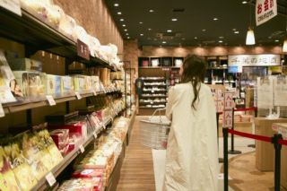 たくさんの美味しそうなものに囲まれ、ここでも優柔不断を発揮しそうな理央さん