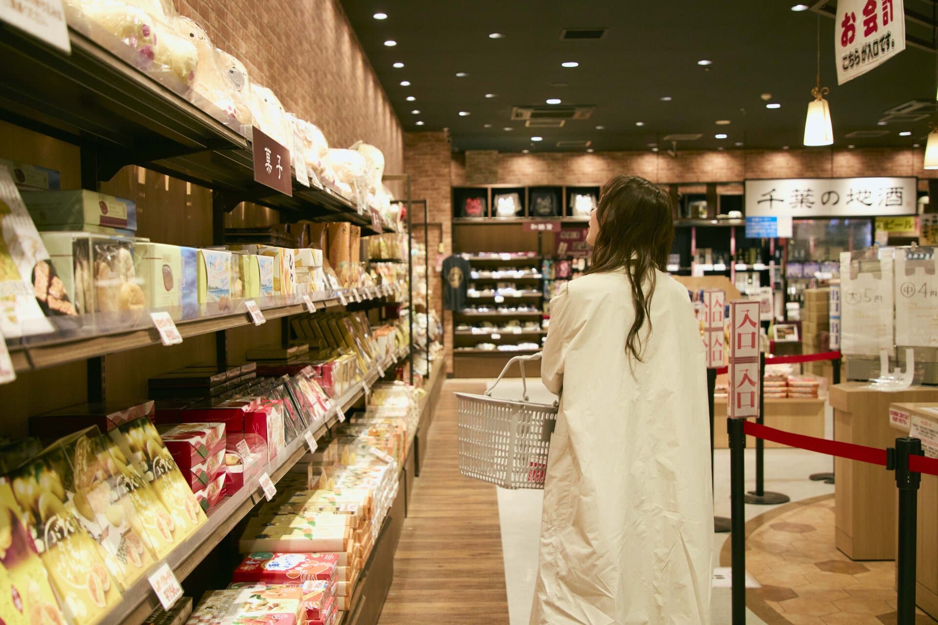 たくさんの美味しそうなものに囲まれ、ここでも優柔不断を発揮しそうな理央さん