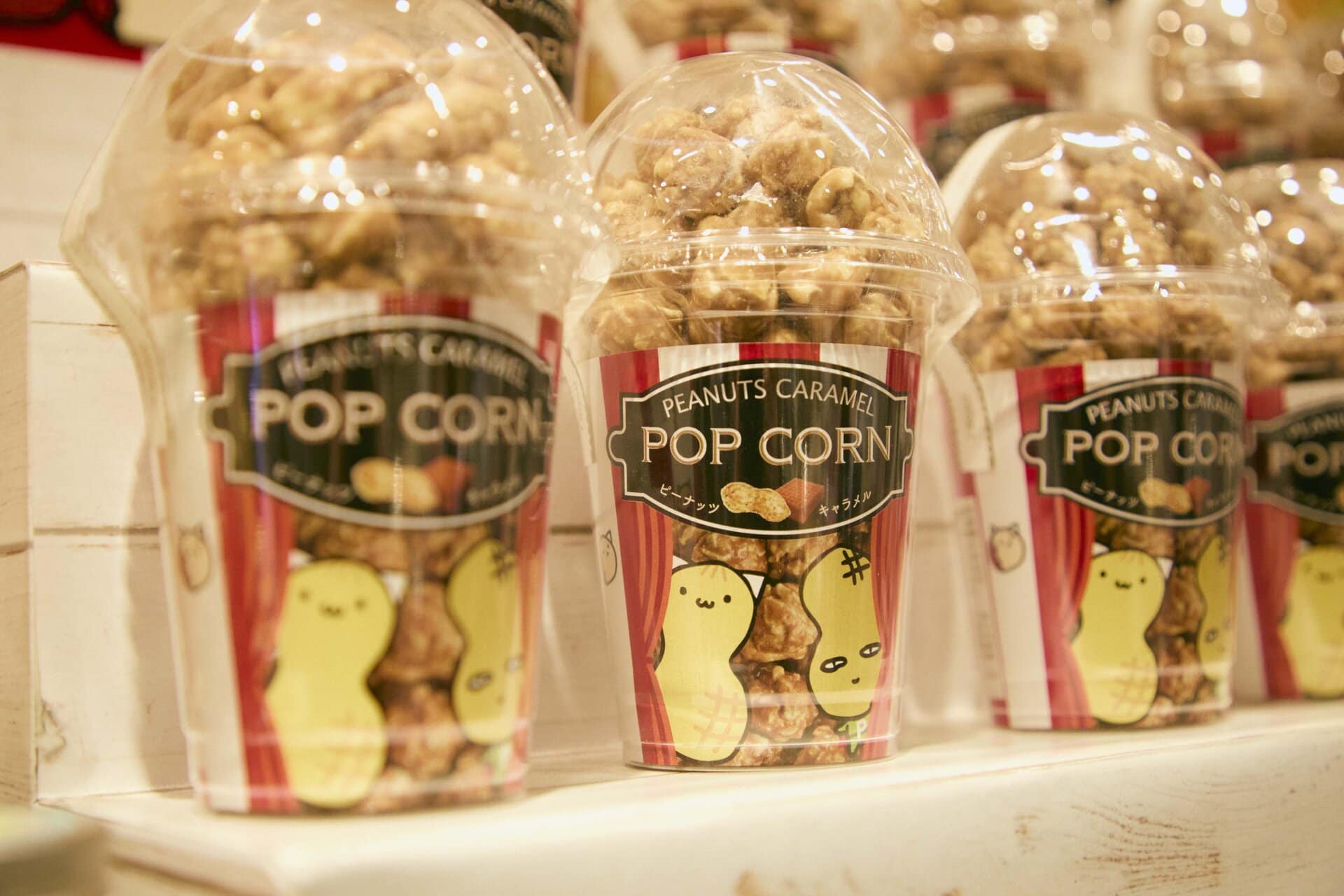 ご当地キャラクターのぴーにゃっつ（左）とPマン（右）が可愛いポップコーン
