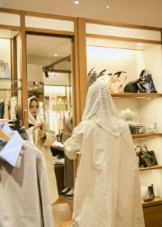 「今すぐ旅に行けそうじゃない？」と、スカーフを頭に巻いてすかさず決めポーズ。しっくりきたブラックをお買い上げ！