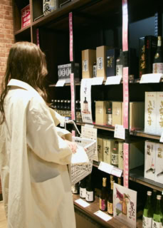 辛口のお酒が好きなお父さんのために、焼酎を吟味中。「自然薯からできたお酒なんてあるんだ！ 気になる……」