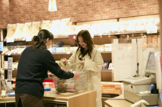 大満足でレジに向かう理央さんでした