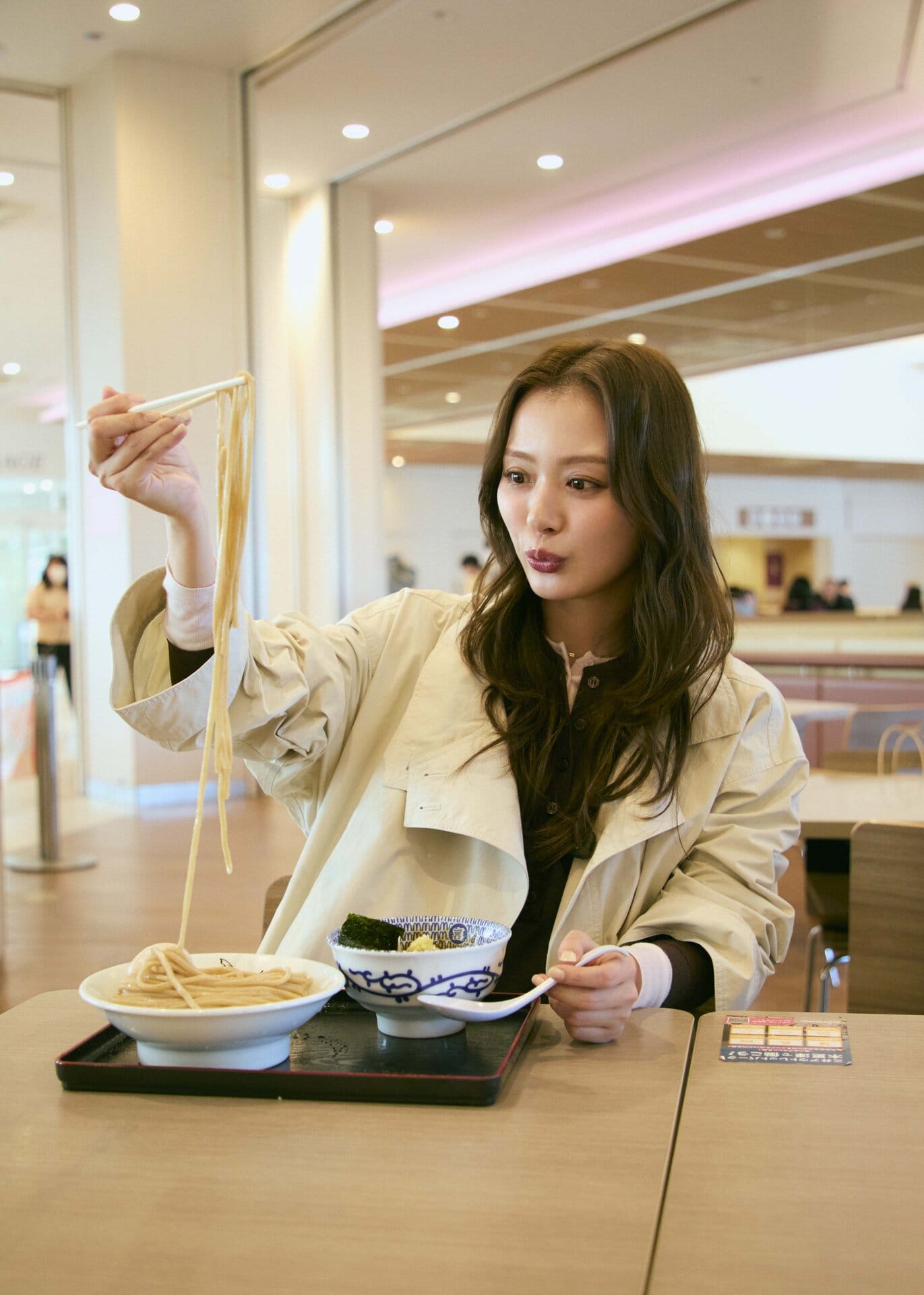 「ツヤツヤの太麺が美味しそう！ いただきます」