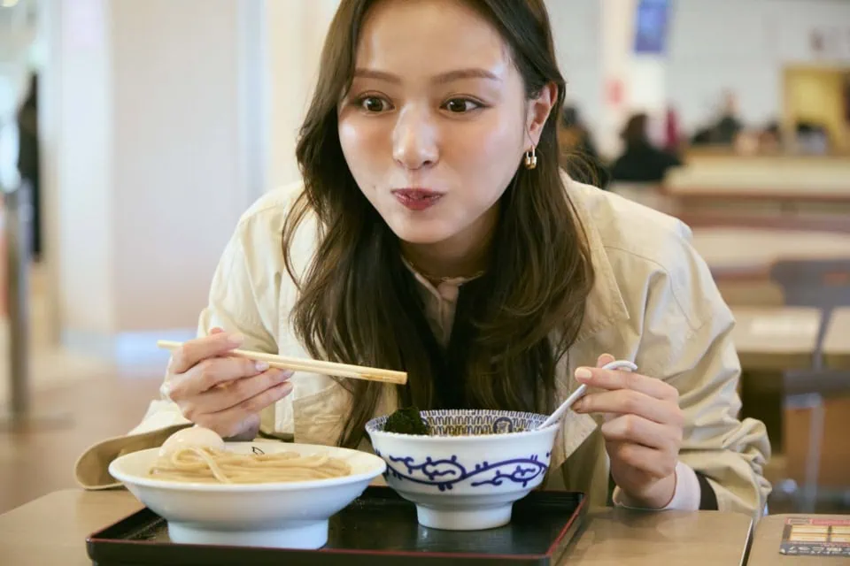 「魚介豚骨スープが濃厚！ 麺にもしっかり絡んで、どんどん食べ進められる」と理央さんも大絶賛！ ショッピングの締めくくりにピッタリな1杯、ごちそうさまでした♡