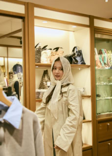 「今すぐ旅に行けそうじゃない？」と、スカーフを頭に巻いてすかさず決めポーズ。しっくりきたブラックをお買い上げ！