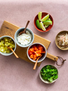 上から：ライム・カッテージチーズ・みょうが・キウイ・トマト・パクチー