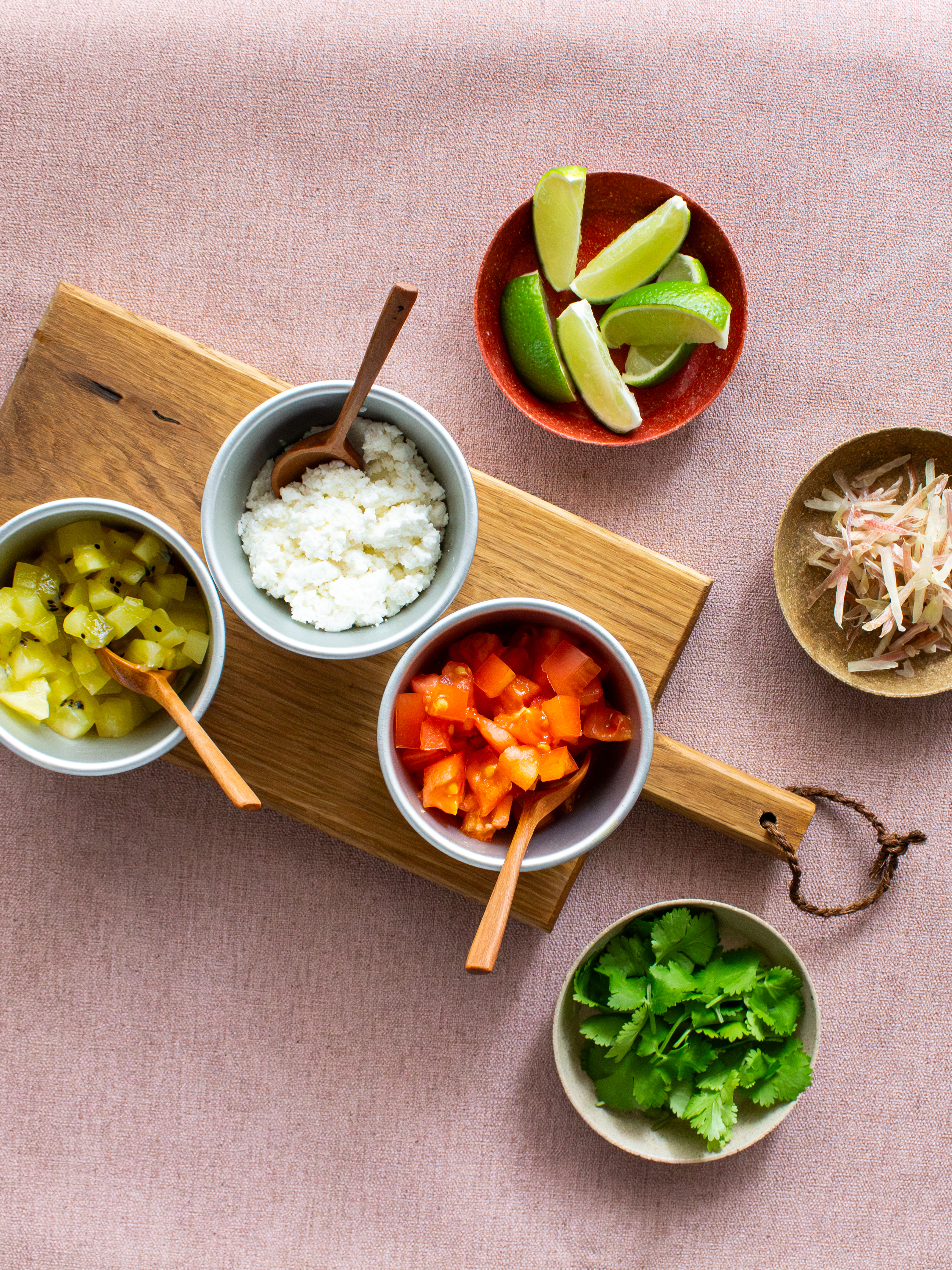 上から：ライム・カッテージチーズ・みょうが・キウイ・トマト・パクチー