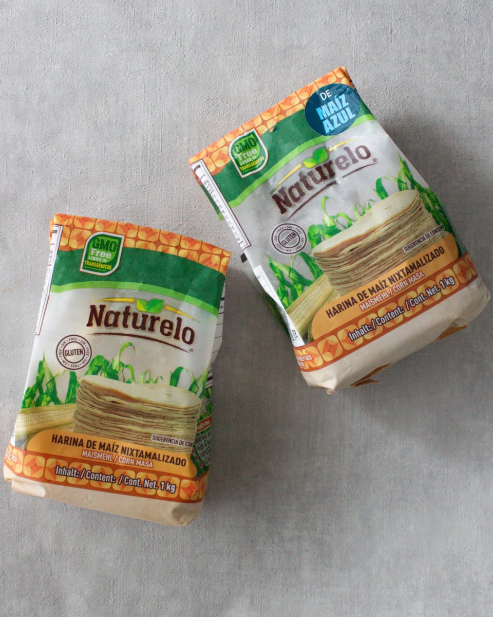 左：Naturelo ホワイトコーンマサ 1000g 白とうもろこし粉　右：Naturelo ブルーコーンマサ 1000g 青とうもろこし粉　＜Amazon ¥1600＞