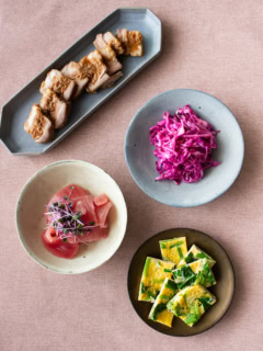 上から：豚しょうが焼き・紫キャベツのコールスロー・マグロ刺身・ほうれん草入りオムレツ