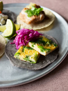 ほうれん草入りオムレツ×紫キャベツコールスロー