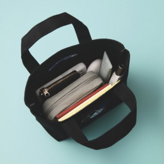 長財布やスケジュール帳、文庫本など、荷物が多い日でもすっぽり。