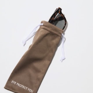 持ち運び用の巾着ケースはメガネふきにもなります。