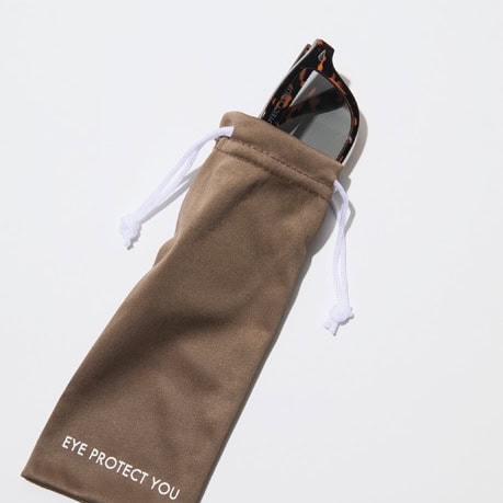 持ち運び用の巾着ケースはメガネふきにもなります。