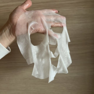 この成分たっぷりのみずみずしさと大判型のシートが顔全体を包んでくる感じが◎