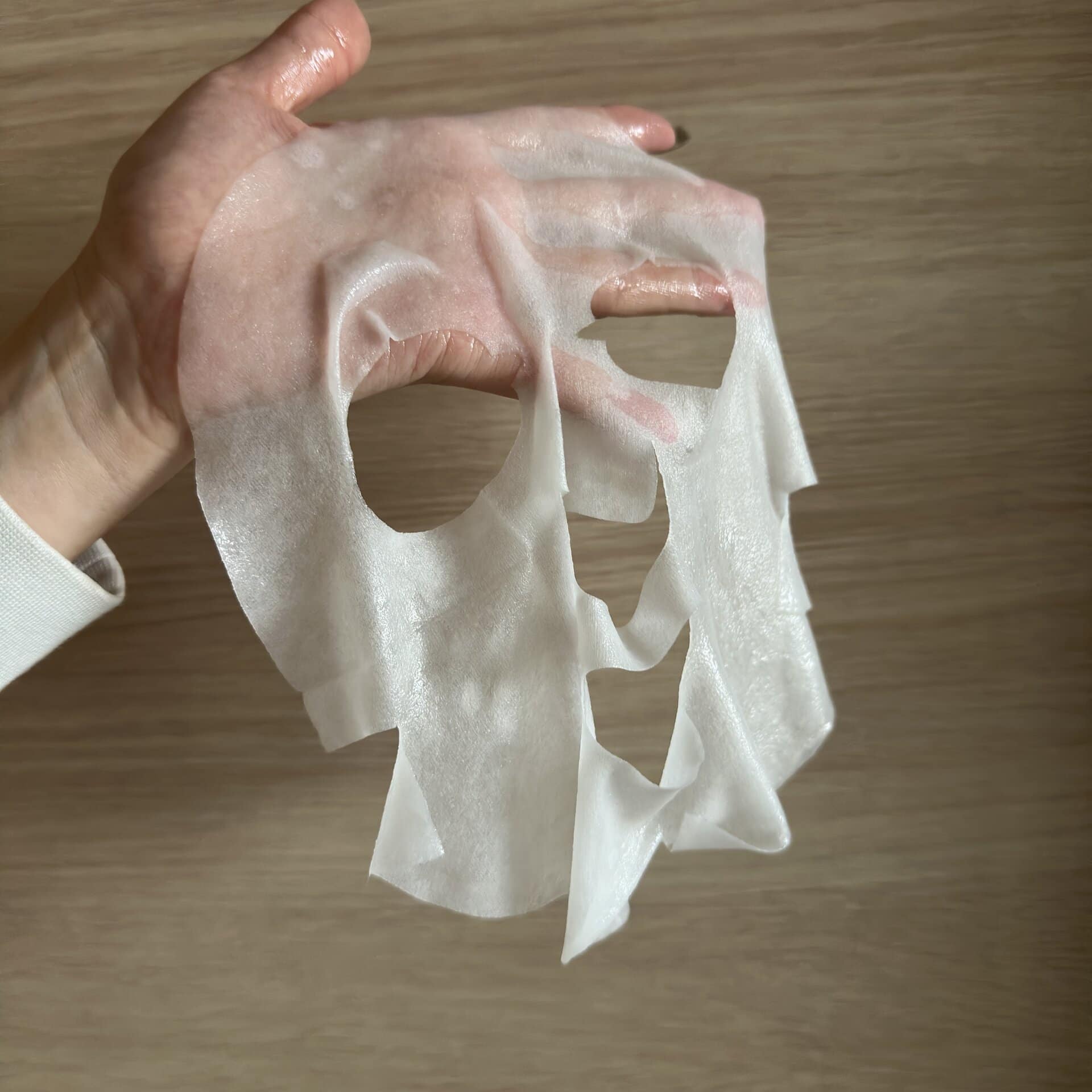 この成分たっぷりのみずみずしさと大判型のシートが顔全体を包んでくる感じが◎