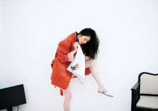 【MAISON MARGIELA】昨年就任した新クリエイティブ・ディレクターは、マルタン・マルジェラと同じアントワープ王立芸術アカデミー出身のグレン・マーティンス。ジャケット¥1,056,000、ドレス¥422,400、シューズ¥176,000、スカーフ¥48,400、リング¥101,200（全てメゾン マルジェラ／マルジェラ ジャパン クライアントサービス）、タイツはスタイリスト私物