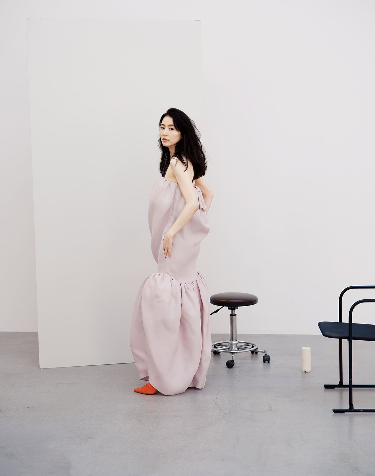 【BALENCIAGA】ヴァレンティノから活躍の場をバレンシアガに移したピエールパオロ・ピッチョーリによる待望のコレクション。ドレス¥1,177,000、シューズ¥177,100※共に予定価格（共にバレンシアガ／バレンシアガ クライアントサービス）