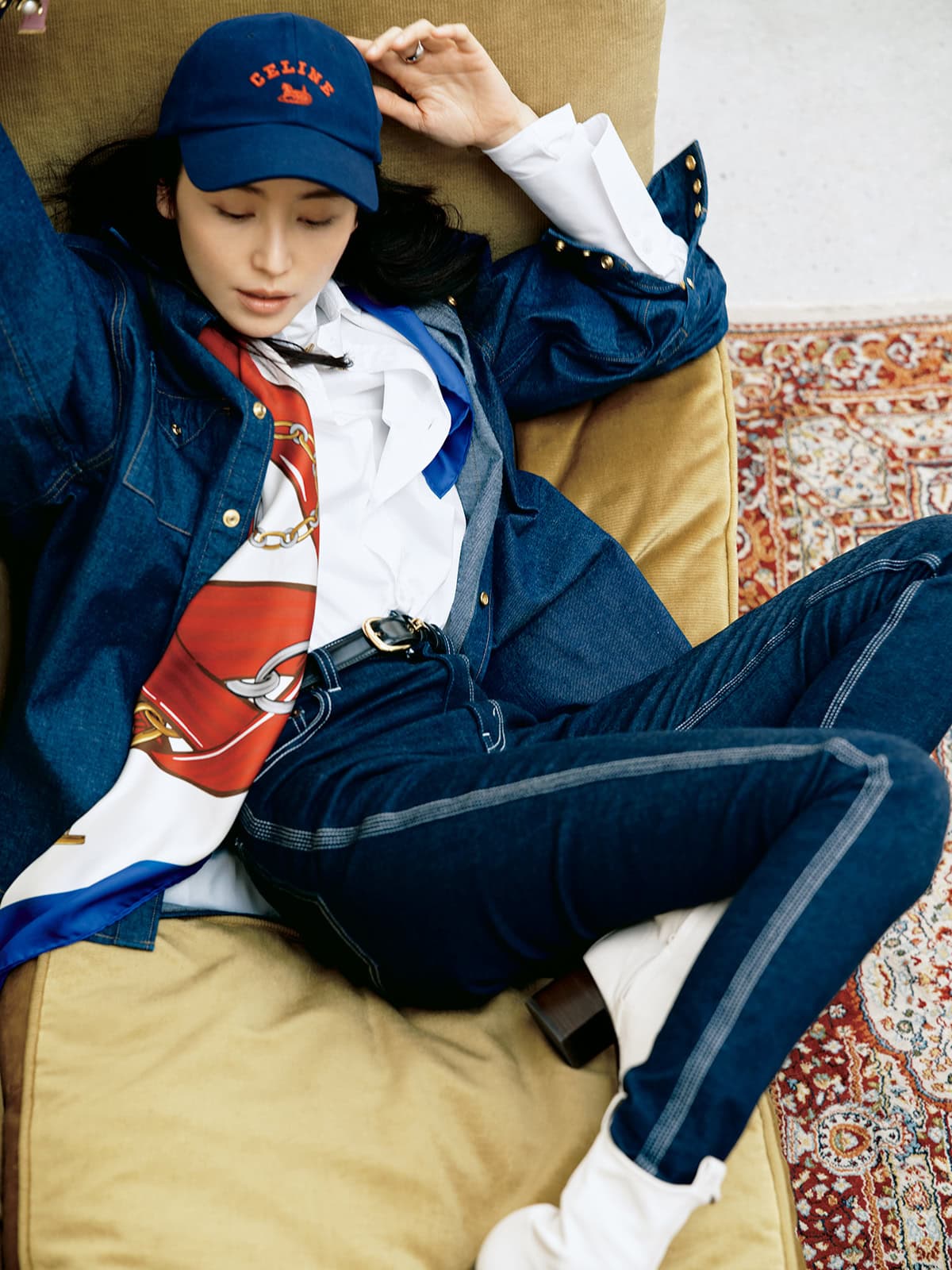 【CELINE】フィービー・ファイロ時代に10年間デザイン・ディレクターを務めたマイケル・ライダーが今季より古巣に復帰、アーティスティック・ディレクターに。デニムシャツ¥154,000、ハイネックトップス¥115,500、ジーンズ¥143,000、ブーツ¥209,000、キャップ¥84,700、スカーフ［90×90㎝］¥86,900、リング¥83,600、ベルト¥79,200※全て予定価格（全てセリーヌ／セリーヌ ジャパン）