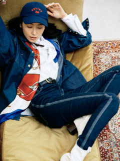 【CELINE】フィービー・ファイロ時代に10年間デザイン・ディレクターを務めたマイケル・ライダーが今季より古巣に復帰、アーティスティック・ディレクターに。デニムシャツ¥154,000、ハイネックトップス¥115,500、ジーンズ¥143,000、ブーツ¥209,000、キャップ¥84,700、スカーフ［90×90㎝］¥86,900、リング¥83,600、ベルト¥79,200※全て予定価格（全てセリーヌ／セリーヌ ジャパン）