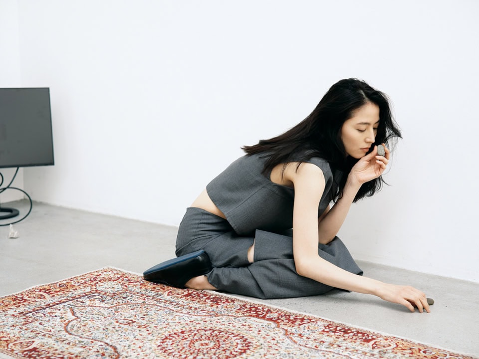 【JIL SANDER】ジル サンダーらしい研ぎ澄まされたピュアさを表現するのは、今季よりディレクションを務めるシモーネ・ベロッティ。トップス¥203,500、スカート¥313,500、シューズ¥162,800(全てジル サンダー/ジルサンダージャパン)トップス¥203,500、スカート¥313,500、シューズ¥162,800(全てジル サンダー/ジルサンダージャパン)