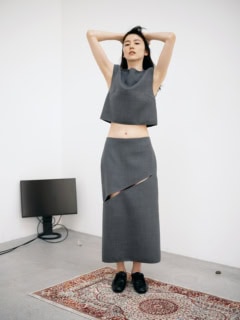 【JIL SANDER】ジル サンダーらしい研ぎ澄まされたピュアさを表現するのは、今季よりディレクションを務めるシモーネ・ベロッティ。トップス¥203,500、スカート¥313,500、シューズ¥162,800（全てジル サンダー／ジルサンダージャパン）トップス¥203,500、スカート¥313,500、シューズ¥162,800（全てジル サンダー／ジルサンダージャパン）