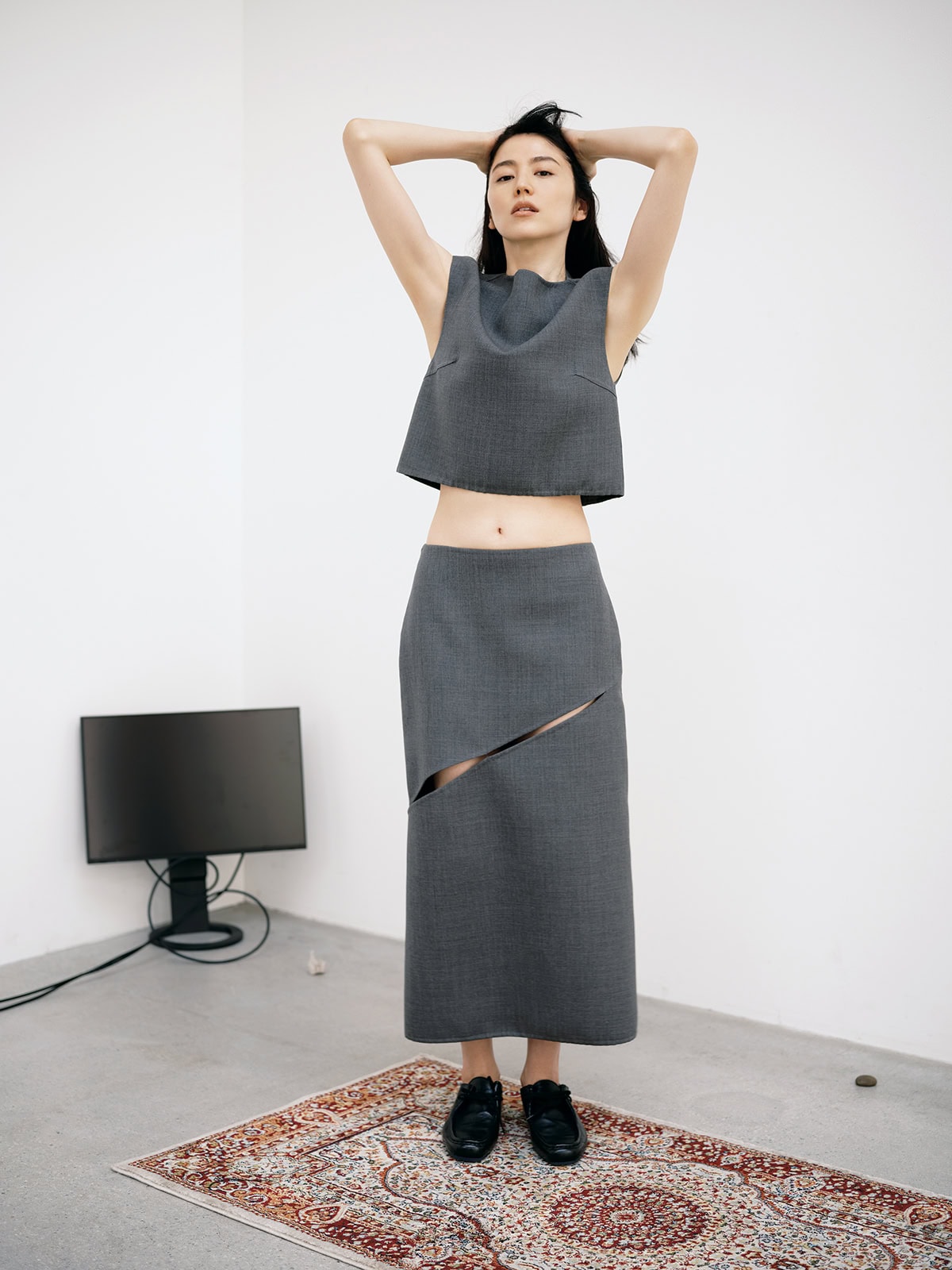 【JIL SANDER】ジル サンダーらしい研ぎ澄まされたピュアさを表現するのは、今季よりディレクションを務めるシモーネ・ベロッティ。トップス¥203,500、スカート¥313,500、シューズ¥162,800(全てジル サンダー/ジルサンダージャパン)トップス¥203,500、スカート¥313,500、シューズ¥162,800(全てジル サンダー/ジルサンダージャパン)