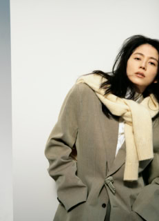 【BOTTEGA VENETA】ラコステやカルヴェンで経験を積んだルイーズ・トロッターが手がけた今季のコレクションは、世界中のファッショニスタの心を鷲掴みに。ジャケット¥579,700、セーター¥359,700、パンツ¥260,700※参考色、シャツ※参考商品（全てボッテガ・ヴェネタ／ボッテガ・ヴェネタ ジャパン）