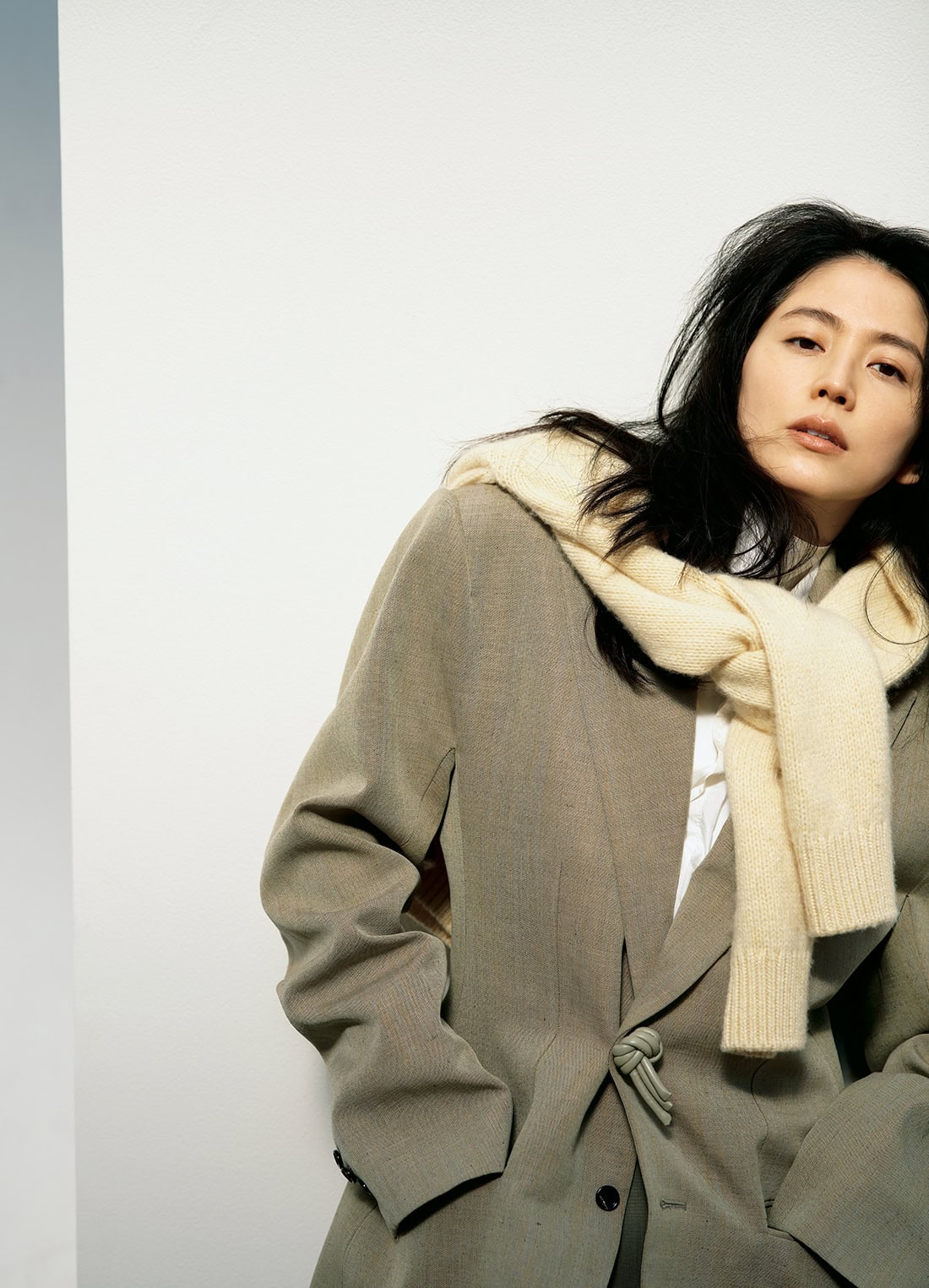 【BOTTEGA VENETA】ラコステやカルヴェンで経験を積んだルイーズ・トロッターが手がけた今季のコレクションは、世界中のファッショニスタの心を鷲掴みに。ジャケット¥579,700、セーター¥359,700、パンツ¥260,700※参考色、シャツ※参考商品（全てボッテガ・ヴェネタ／ボッテガ・ヴェネタ ジャパン）