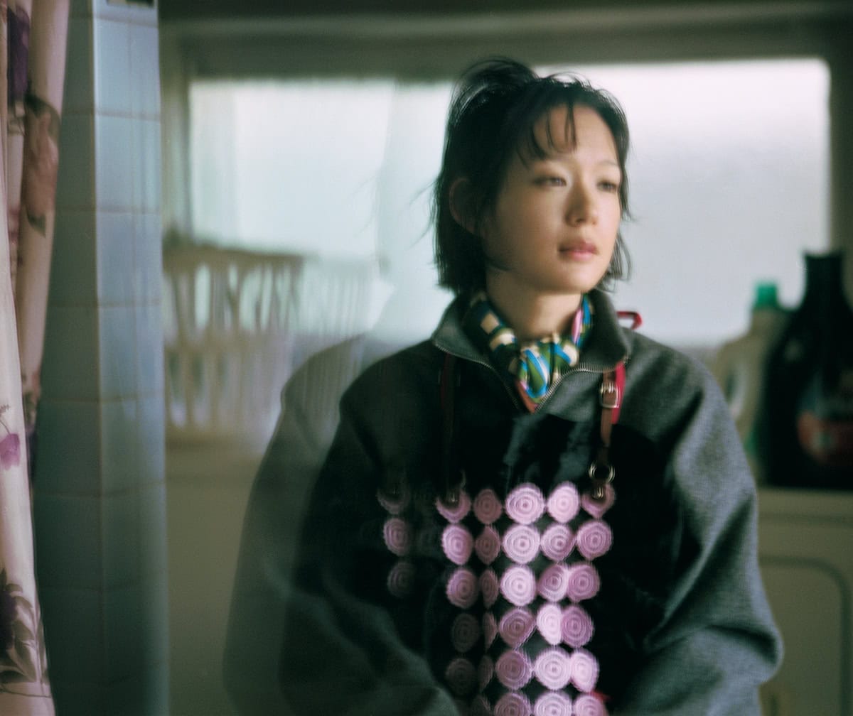 エプロン¥737,000、セーター¥693,000、スカーフ¥100,100、インナーパンツ¥69,300、ブーツ¥335,500※全て予定価格(全てミュウミュウ/ミュウミュウ クライアントサービス)