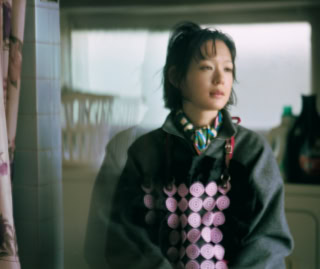 エプロン¥737,000、セーター¥693,000、スカーフ¥100,100、インナーパンツ¥69,300、ブーツ¥335,500※全て予定価格（全てミュウミュウ／ミュウミュウ クライアントサービス）