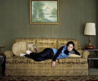 トップス¥561,000、パンツ¥264,000、ベルト¥149,600、シューズ¥157,300※全て予定価格（全てミュウミュウ／ミュウミュウ クライアントサービス）