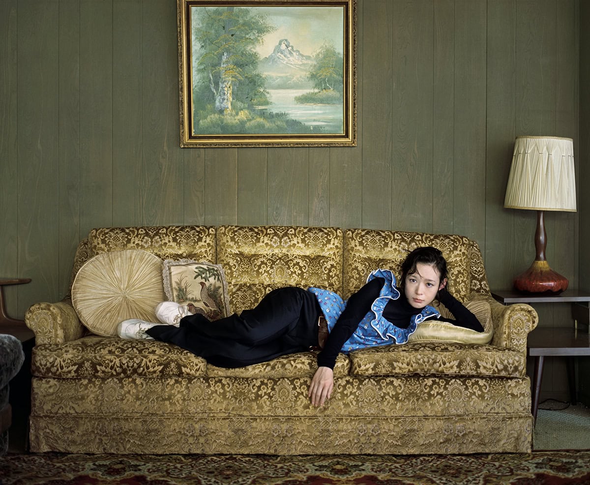 トップス¥561,000、パンツ¥264,000、ベルト¥149,600、シューズ¥157,300※全て予定価格（全てミュウミュウ／ミュウミュウ クライアントサービス）