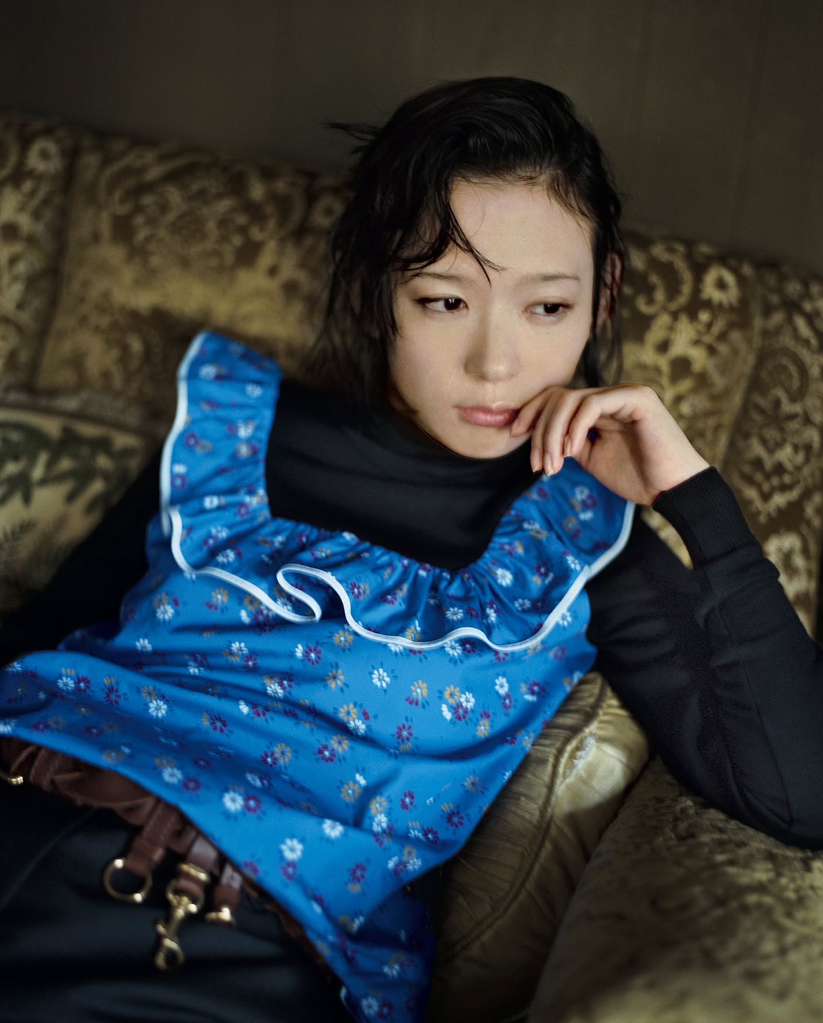 トップス¥561,000、パンツ¥264,000、ベルト¥149,600、シューズ¥157,300※全て予定価格（全てミュウミュウ／ミュウミュウ クライアントサービス）