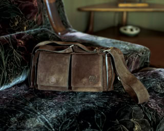 バッグ〈ユーティリティ〉［H14.5×W26×D9.5cm］¥462,000※予定価格（ミュウミュウ／ミュウミュウ クライアントサービス）