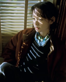 アウター¥1,067,000、セーター¥209,000、シャツ¥187,000、スカーフ¥100,100、パンツ¥264,000※全て予定価格（全てミュウミュウ／ミュウミュウ クライアントサービス）