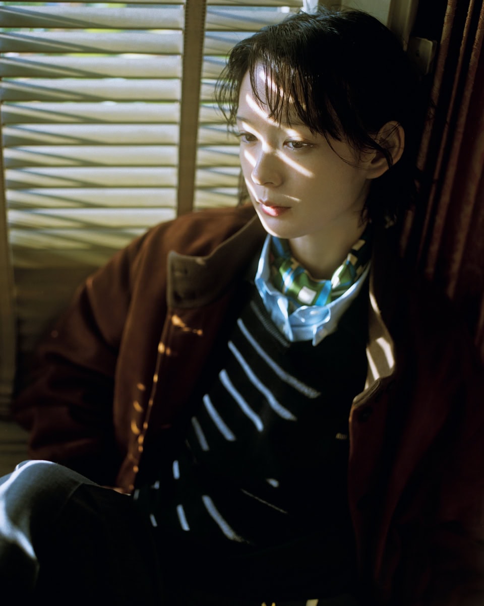 アウター¥1,067,000、セーター¥209,000、シャツ¥187,000、スカーフ¥100,100、パンツ¥264,000※全て予定価格（全てミュウミュウ／ミュウミュウ クライアントサービス）